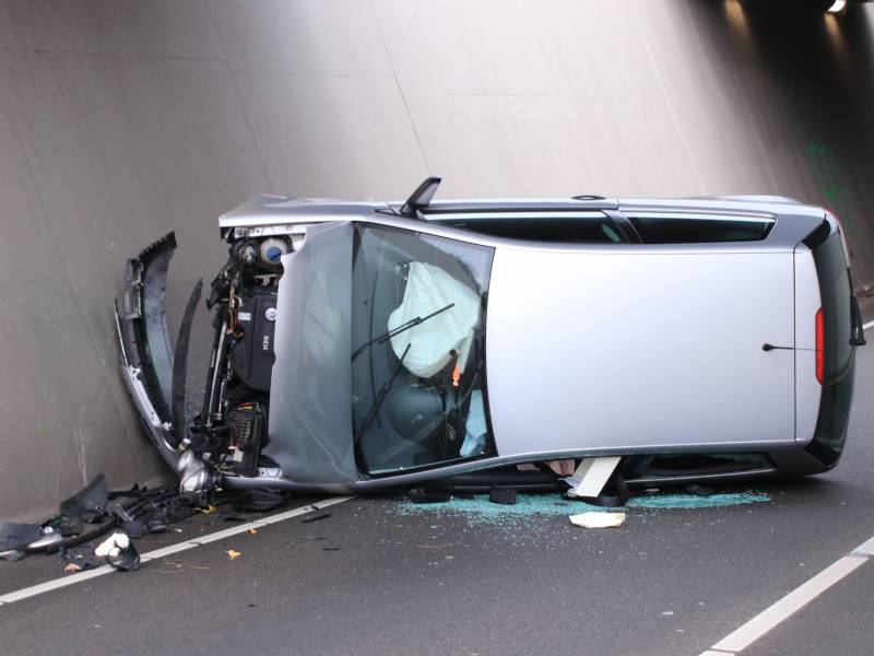 Auto crasht in tunnel