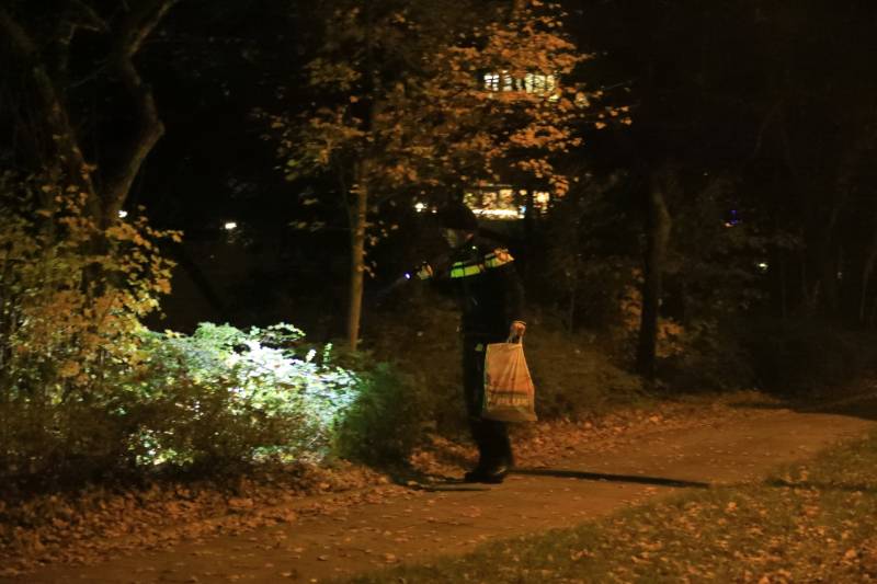 Auto vliegt uit de bocht en slaat over de kop