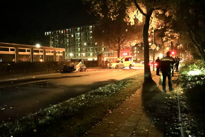 Auto vliegt uit de bocht en slaat over de kop