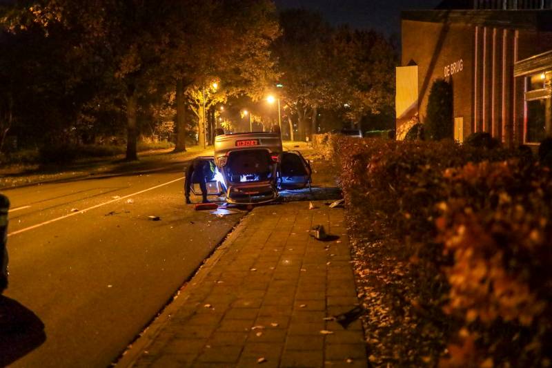 Auto vliegt uit de bocht en slaat over de kop