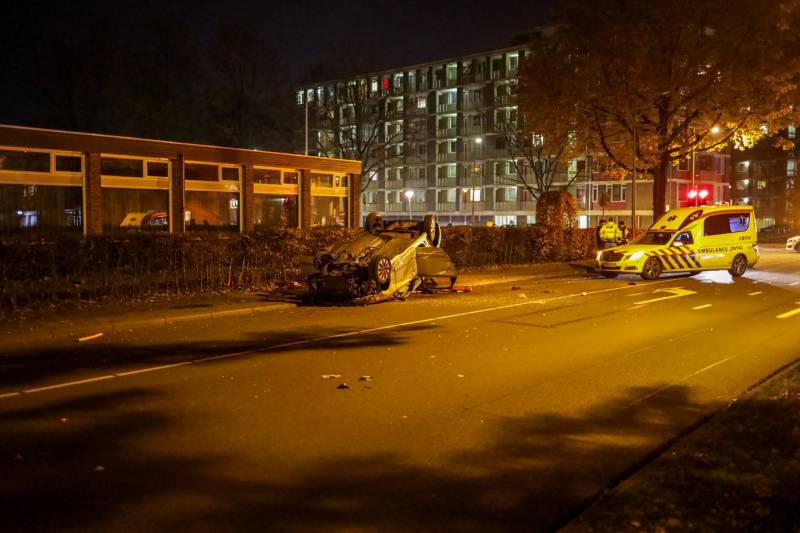Auto vliegt uit de bocht en slaat over de kop