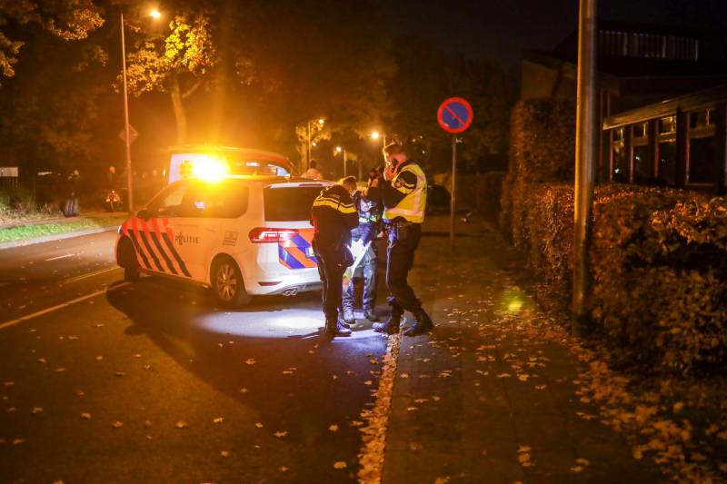 Auto vliegt uit de bocht en slaat over de kop