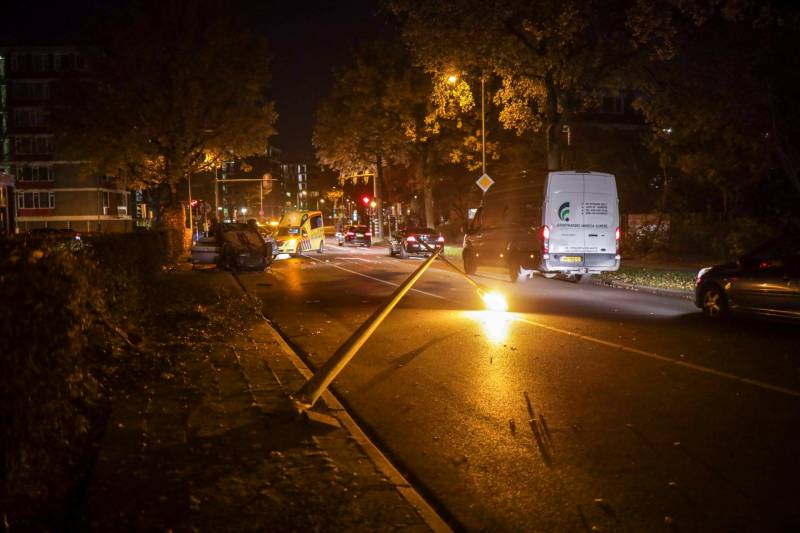 Auto vliegt uit de bocht en slaat over de kop