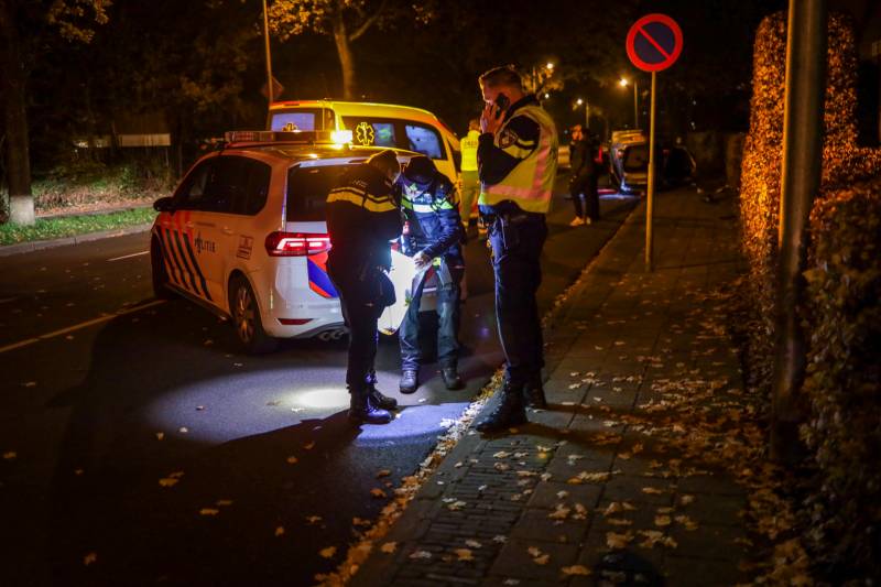Auto vliegt uit de bocht en slaat over de kop