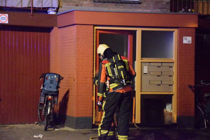 Felle brand in portiek