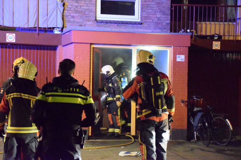 Felle brand in portiek