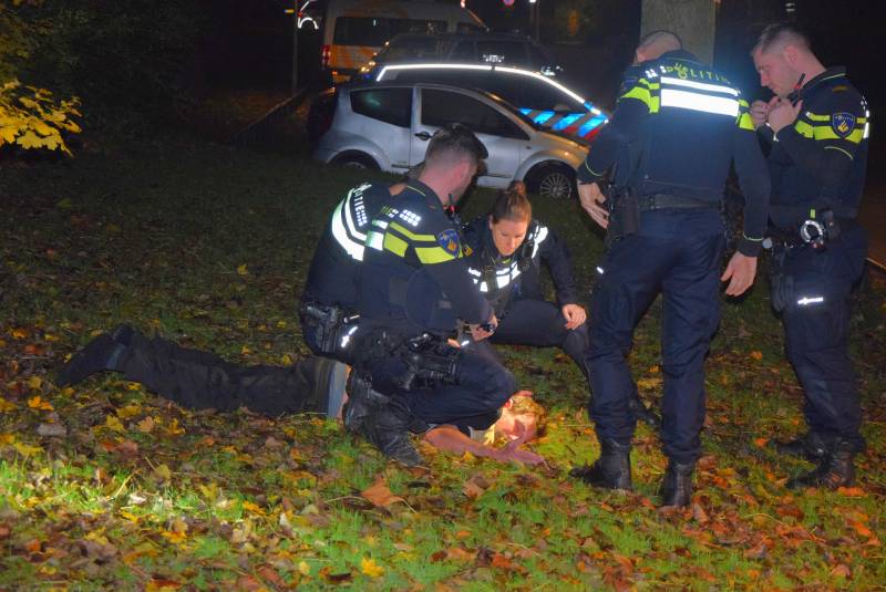 Verwarde man steekt bosje in brand