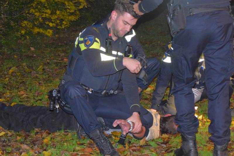 Verwarde man steekt bosje in brand