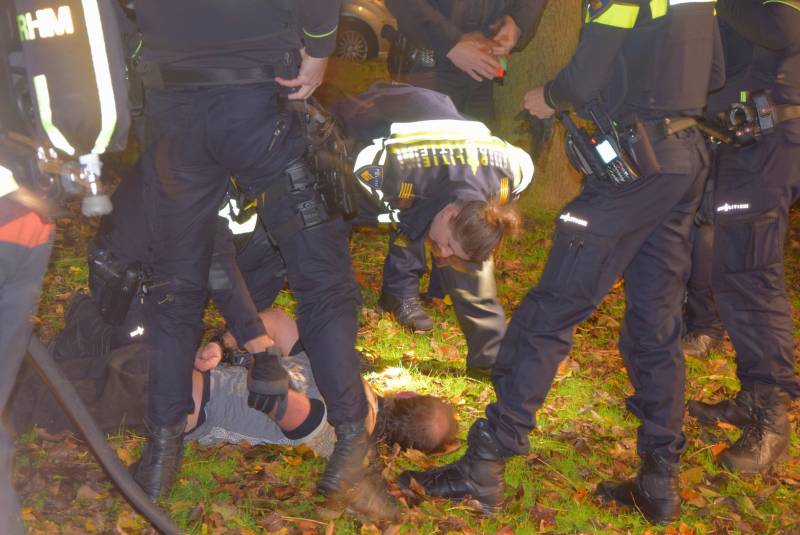 Verwarde man steekt bosje in brand