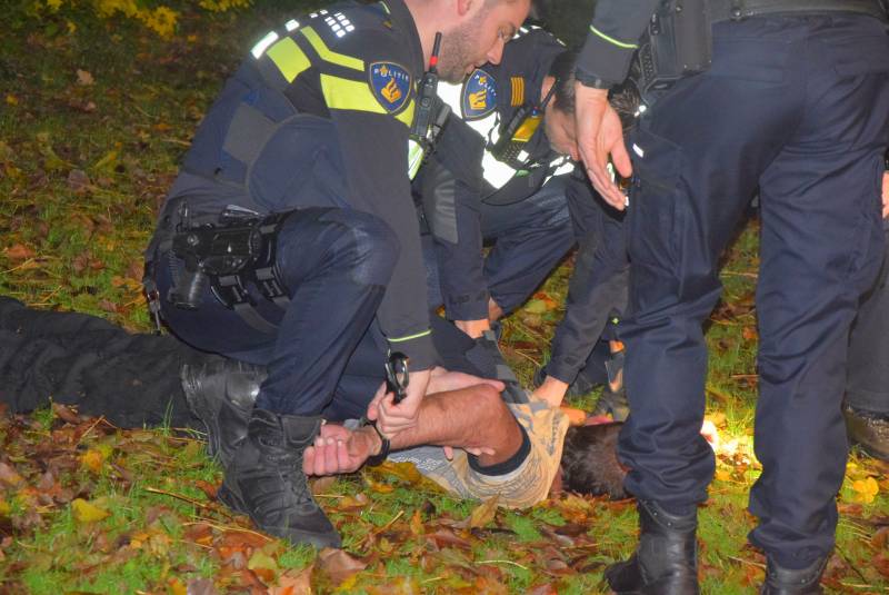 Verwarde man steekt bosje in brand