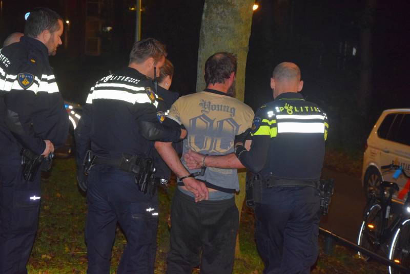 Verwarde man steekt bosje in brand