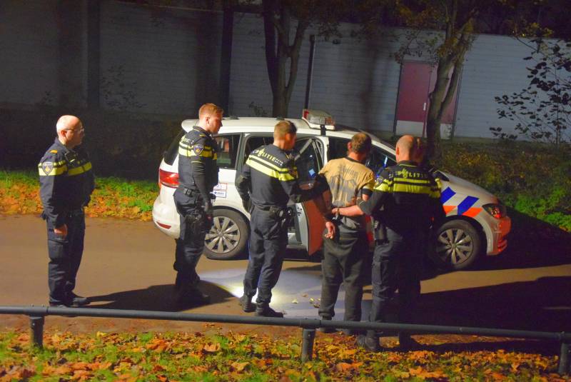 Verwarde man steekt bosje in brand