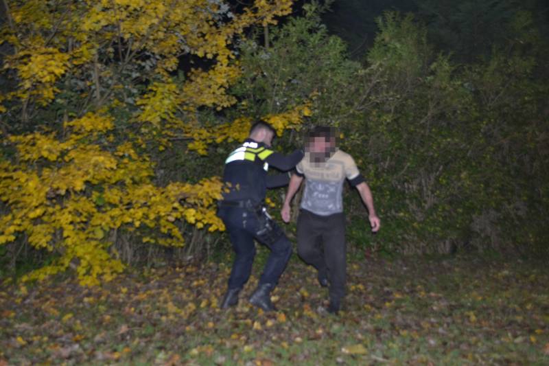 Verwarde man steekt bosje in brand