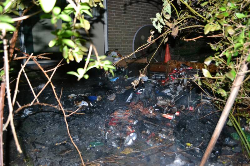 Verwarde man steekt bosje in brand