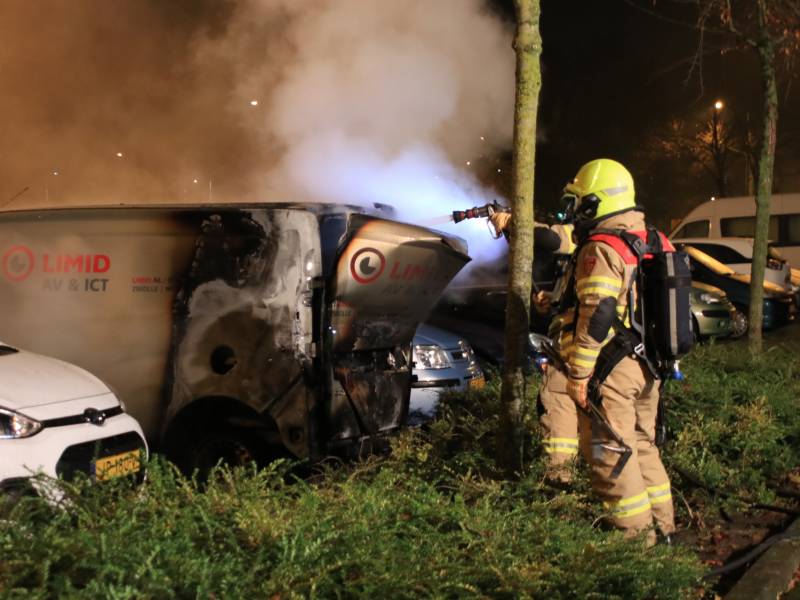 Bedrijfswagen brand volledig uit