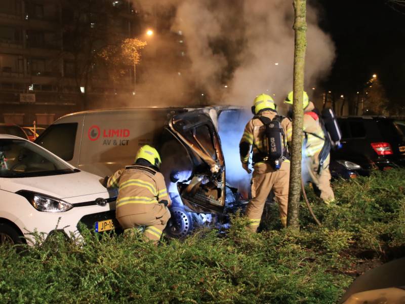 Bedrijfswagen brand volledig uit