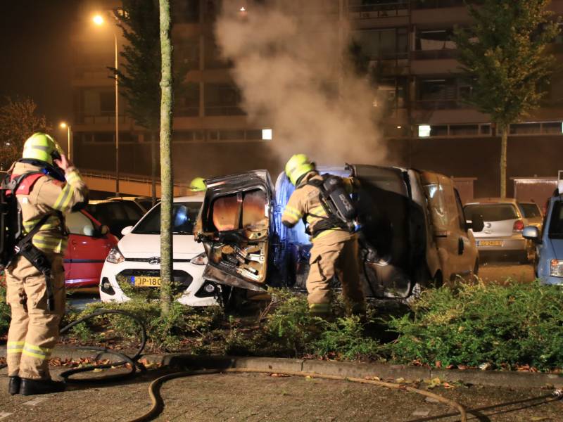 Bedrijfswagen brand volledig uit