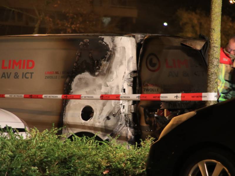 Bedrijfswagen brand volledig uit