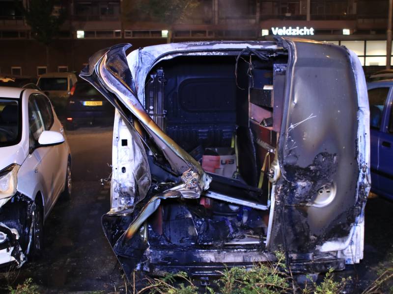 Bedrijfswagen brand volledig uit