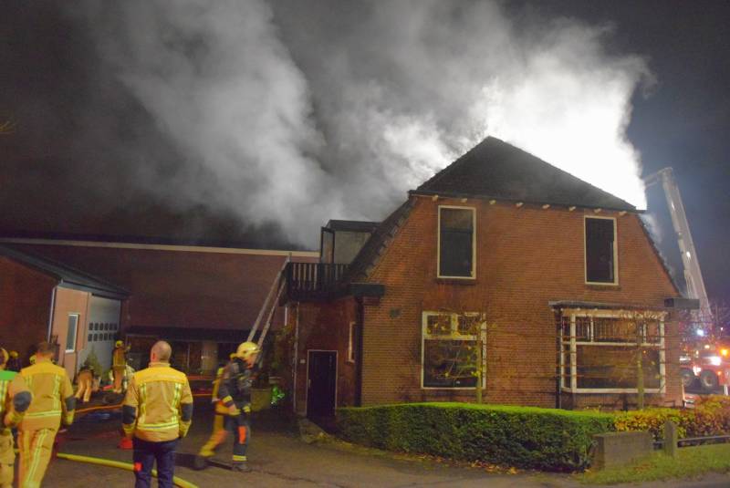 Persoon aangehouden bij grote brand in woning
