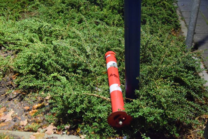 Scooterbestuurder botst op paal raakt gewond