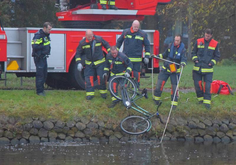 Zoektocht na aantreffen fiets in water