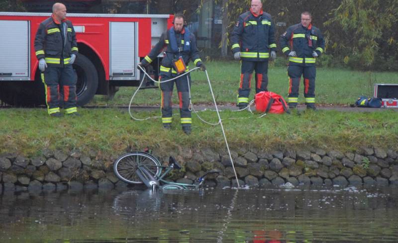 Zoektocht na aantreffen fiets in water