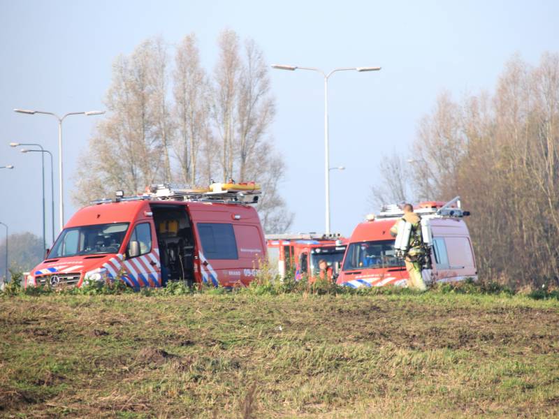 Auto vliegt uit de bocht en belandt te water