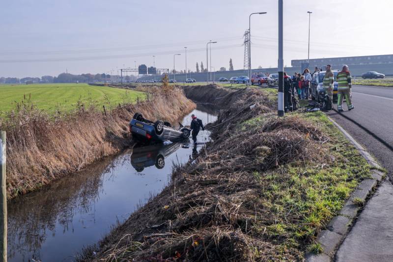 Auto vliegt uit de bocht en belandt te water