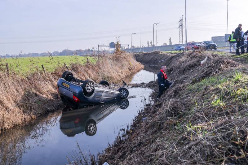 Auto vliegt uit de bocht en belandt te water