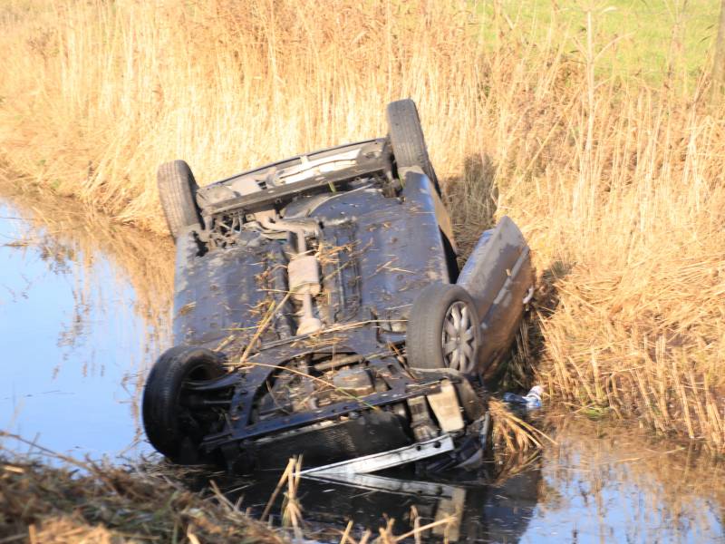 Auto vliegt uit de bocht en belandt te water