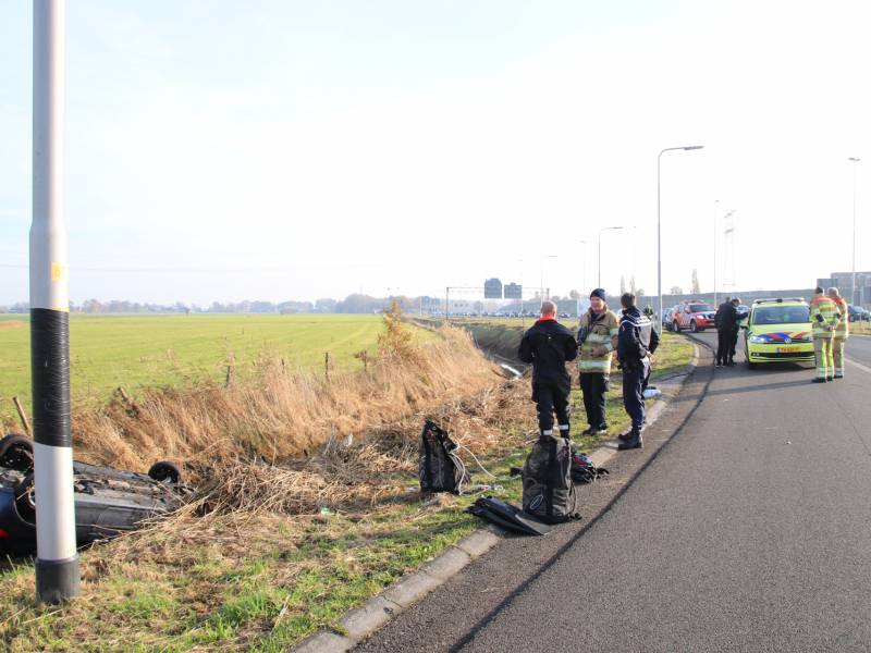Auto vliegt uit de bocht en belandt te water