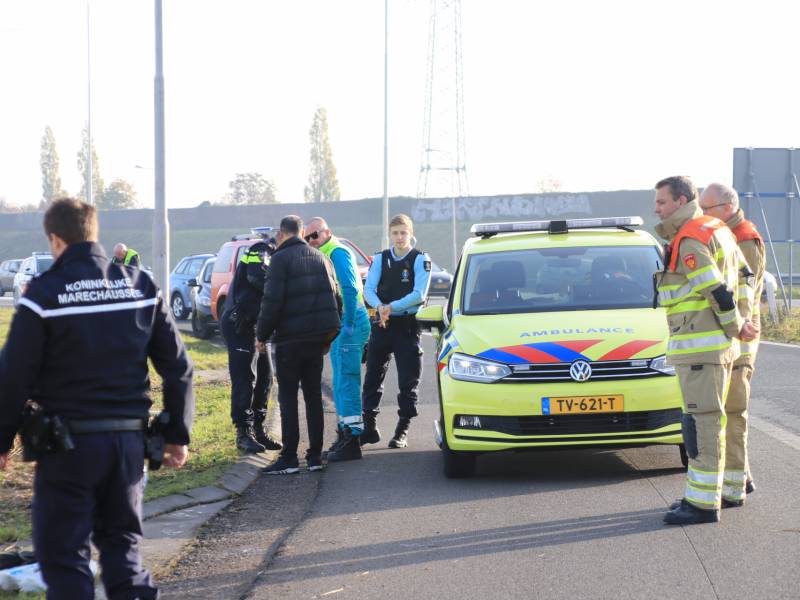 Auto vliegt uit de bocht en belandt te water