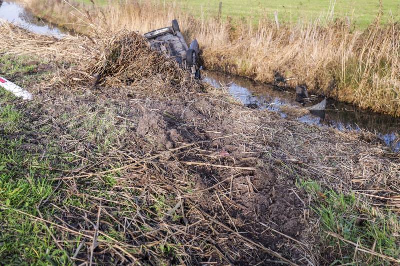 Auto vliegt uit de bocht en belandt te water