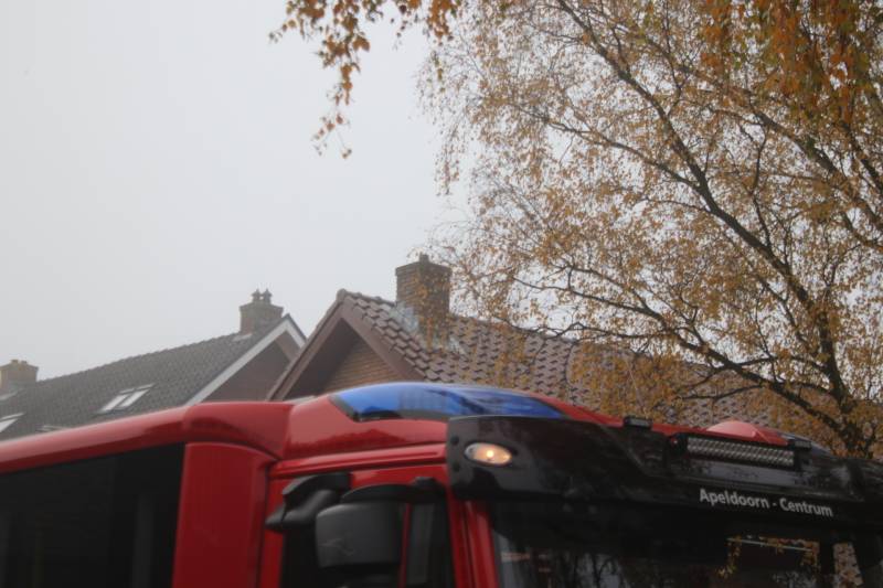 Brandweer veegt schoorsteen na brand