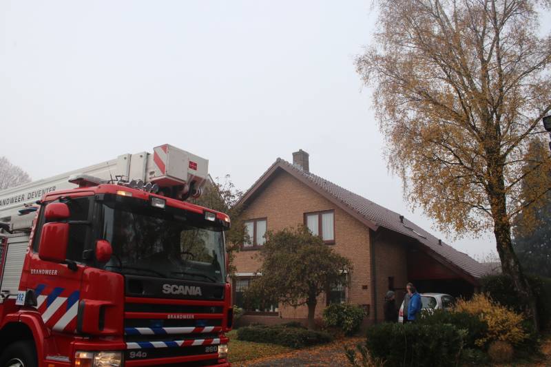 Brandweer veegt schoorsteen na brand