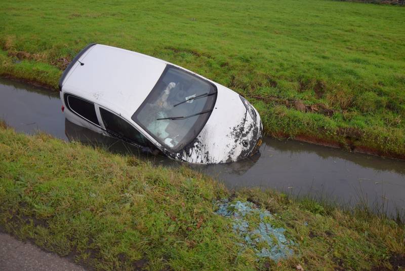 Auto belandt in sloot na eenzijdig ongeluk