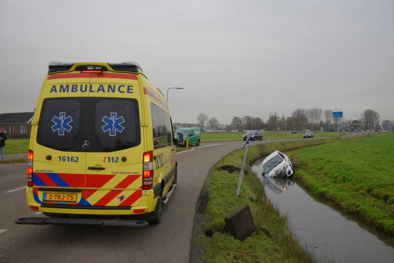 Auto belandt in sloot na eenzijdig ongeluk