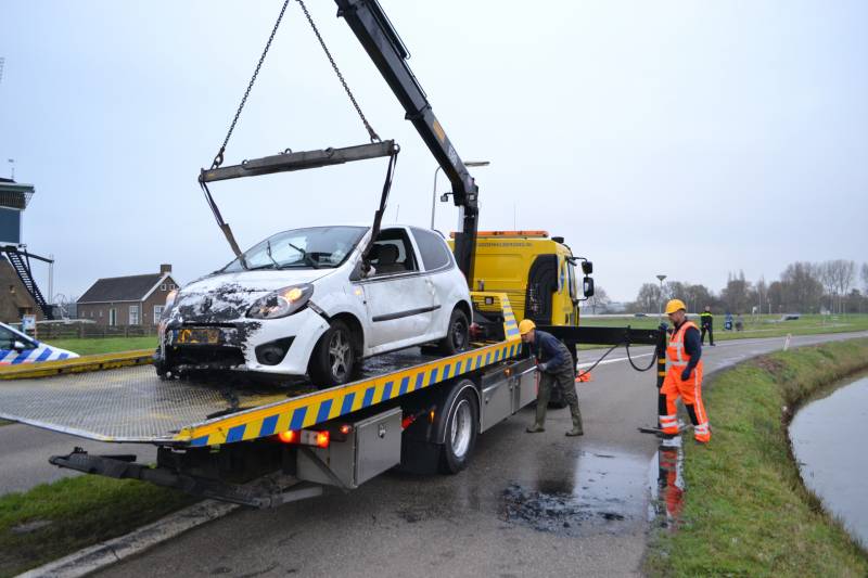 Auto belandt in sloot na eenzijdig ongeluk
