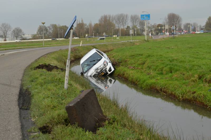 Auto belandt in sloot na eenzijdig ongeluk