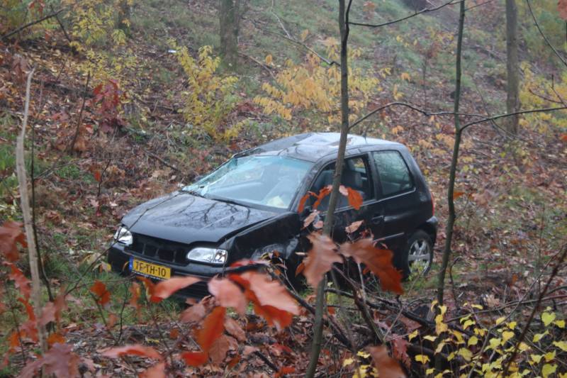 Auto schiet van snelweg belandt onderaan talud