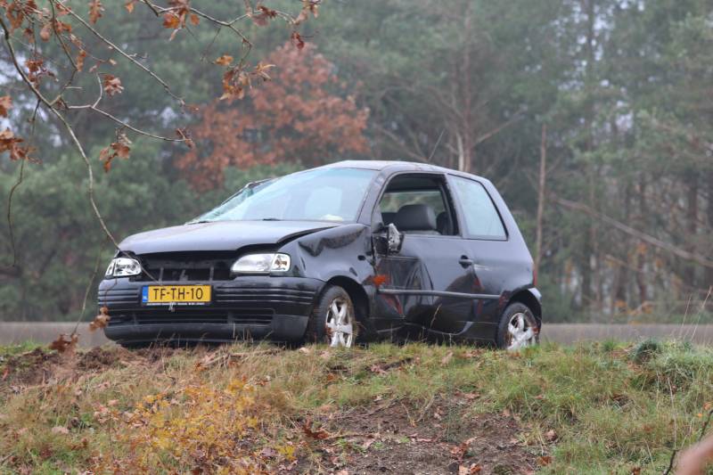 Auto schiet van snelweg belandt onderaan talud