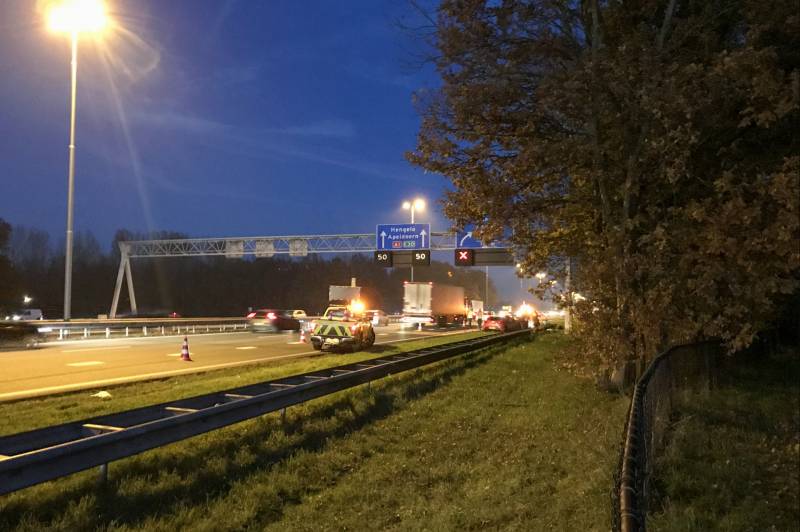Drie auto's botsen op snelweg