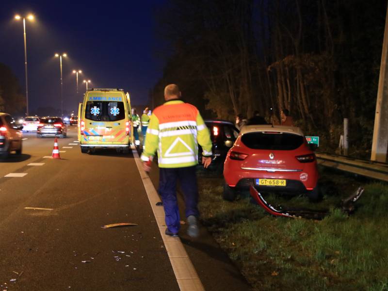Drie auto's botsen op snelweg