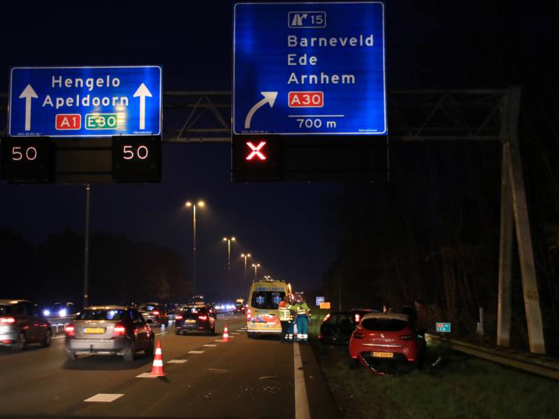 Drie auto's botsen op snelweg