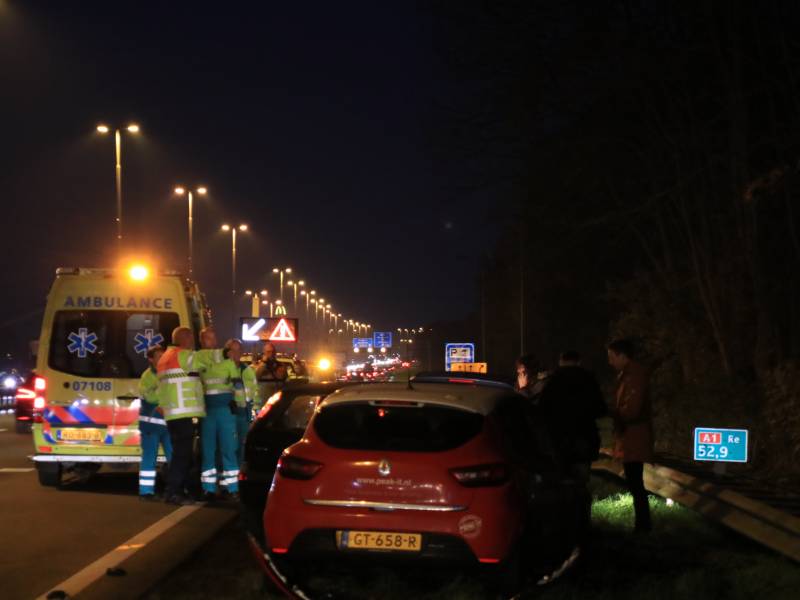 Drie auto's botsen op snelweg
