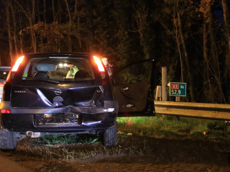 Drie auto's botsen op snelweg