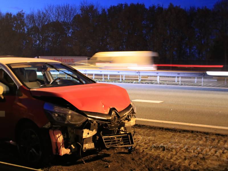 Drie auto's botsen op snelweg