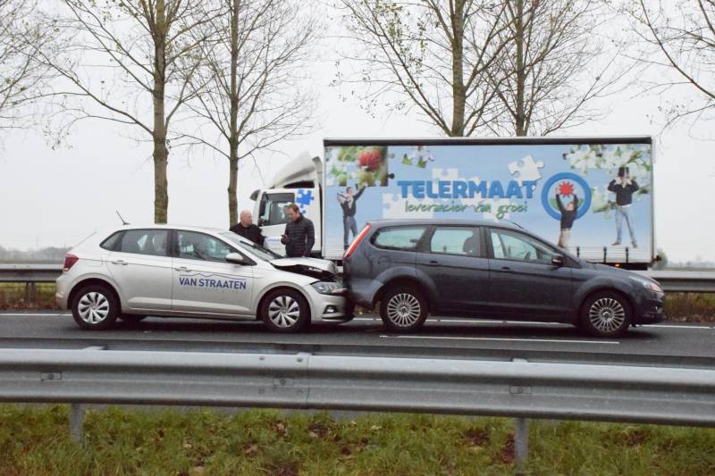 Rijstrook afgesloten na kop-staart botsing