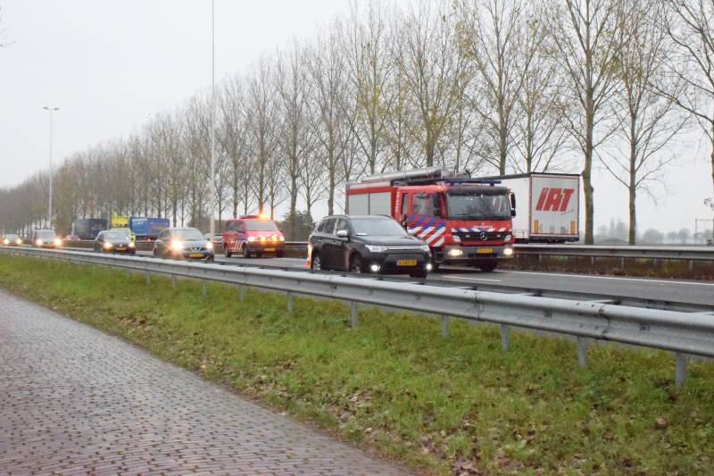 Rijstrook afgesloten na kop-staart botsing